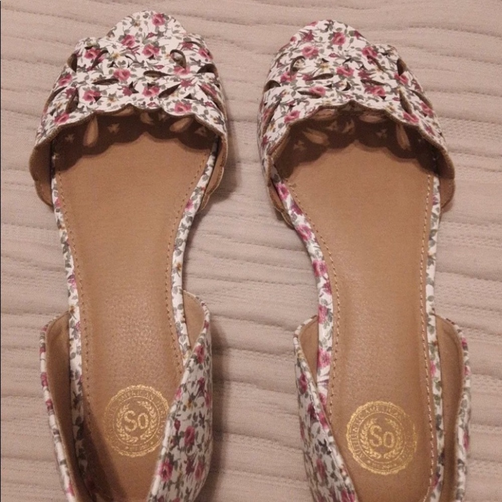 NWOT Woman’s SO Peep Toe floral  Flat